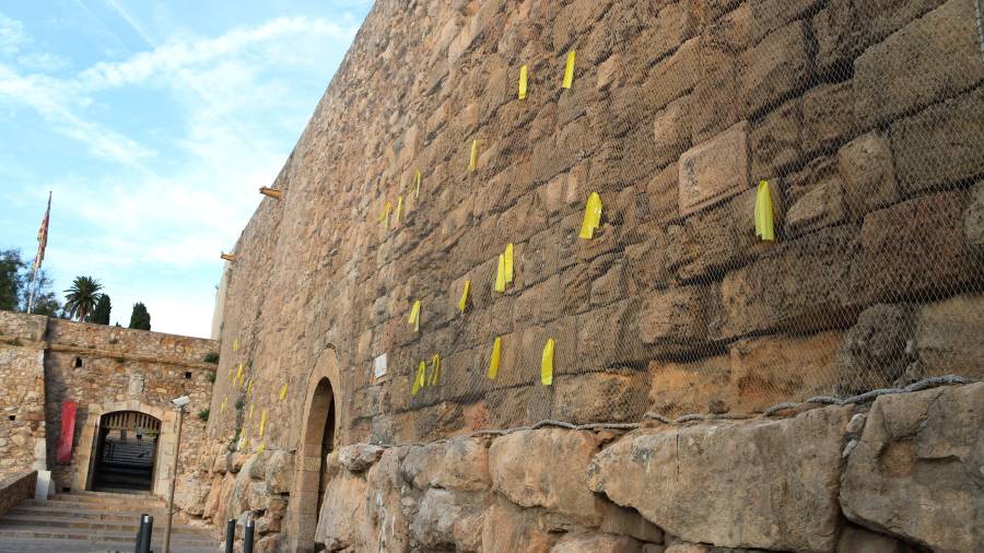 Plan general de los lazos amarillos colgados en la Muralla de Tarragona. Imagen de este 8 de septiembre de 2018