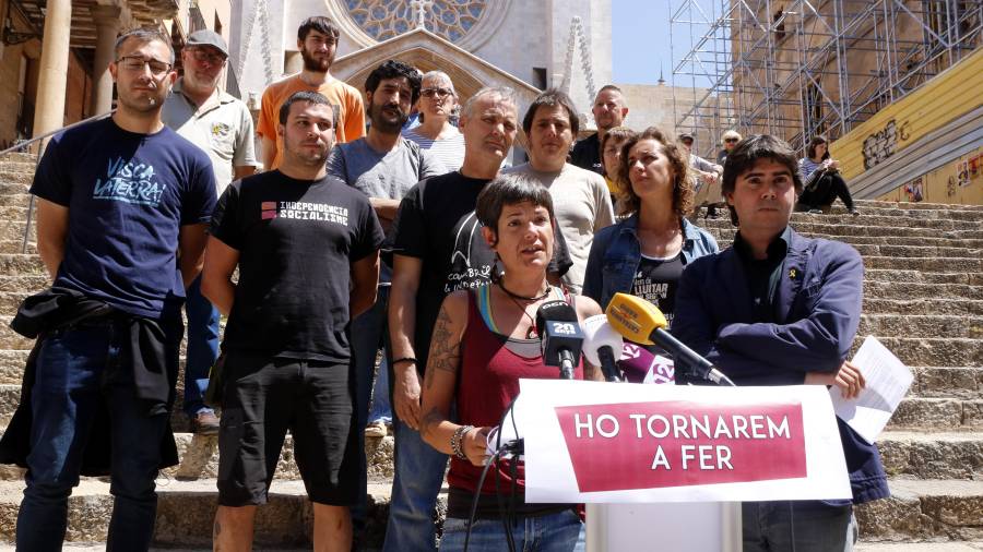 Algunas de las personas investigadas por el 8-N en Tarragona en rueda de prensa en las escaleras de la Catedral, el 22 de mayo del 2019.