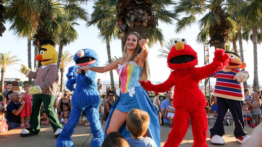 Los más pequeños pudieron cantar y bailar con los principales personajes de la serie televisiva Barrio Sésamo Foto: alba mariné