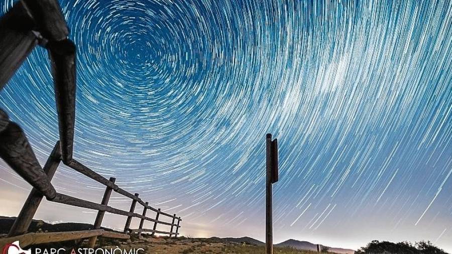 Lluvia de estrellas. Imagen del Parc Astronòmic Muntanyes de Prades.
