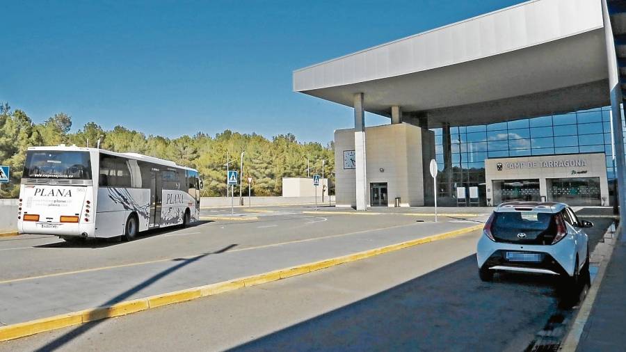 Uno de los autobuses que de forma regular cubre el trayecto con la estación del AVE Camp de Tarragona, en el municipio de La Secuita. FOTO: DT
