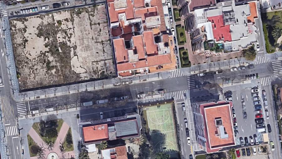 Imagen aérea de la calle Major en el tramo que conecta con la calle Barcelona de Salou. Foto: Google Maps