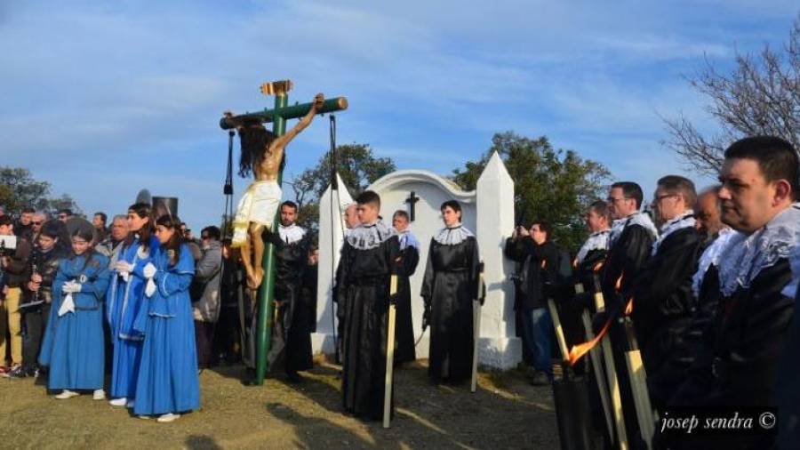 Foto de la celebració de Setmana Santa de La Selva del Camp de l'any 2019, en el marc d'una exposició de Josep Sendra 'Via Crucis al Calvari'. Autor: Josep Sendra i Clarasó.