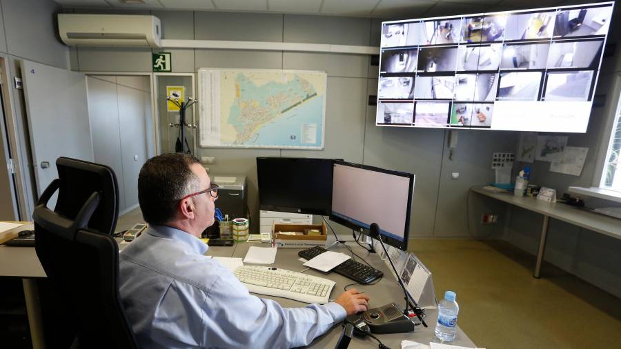El nuevo monitor que permitirá controlar las cámaras de vigilancia de Torredembarra. FOTO: Pere Ferré