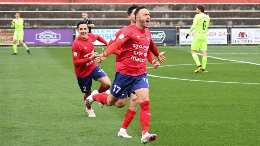 El jugador del Olot Xumetra celebra uno de los dos goles que anotó este domingo frente al Andorra. Foto: UE OLOT