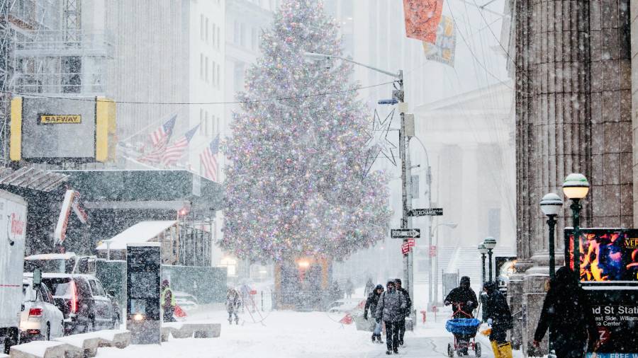 Peatones caminan bajo la intensa nevada, ayer en Nueva York. FOTO: EFE