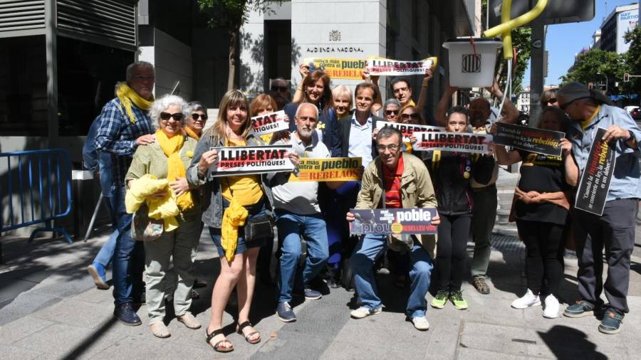 El grupo de tarraconenses, el miércoles 12, último día del juicio, en Madrid, delante de la Audiencia Nacional. Foto: Ramon Torrens