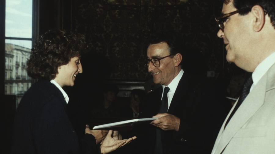 El conseller municipal Ramon Grau, al mig, en un acte institucional al juny de 1990. Foto: Chinchilla. Cedida pel Centre d’Imatges de Tarragona / L’Arxiu