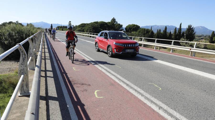Un grupo de ciclistas circula por el punto donde el lunes hubo el accidente mortal. FOTO: Pere Ferré
