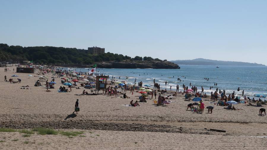Pla general dels banyistes a la platja de l'Arrabassada de Tarragona. FOTO: ACN