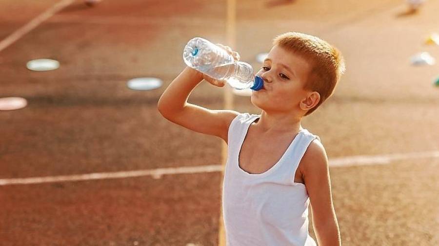 Los expertos advierten que no hay que esperar a tener sed para hidratarse correctamente. FOTO: Getty Images