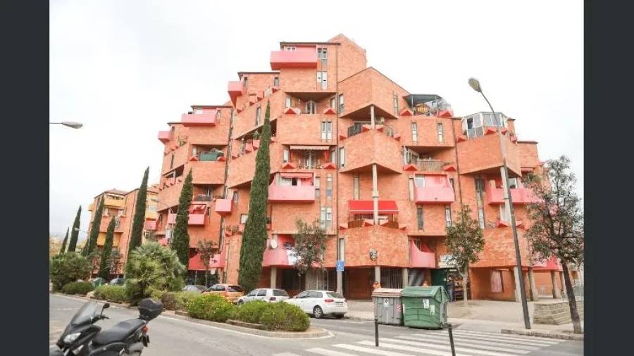 Edificio de viviendas en el barrio&nbsp;Gaudí de Reus. FOTO:Alba Mariné Alba Marine