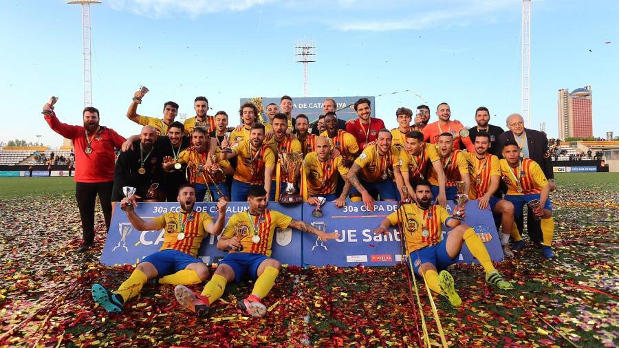 Ton Alcover, a la derecha del gran trofeo, festeja el título con sus compañeros. Foto: FCF