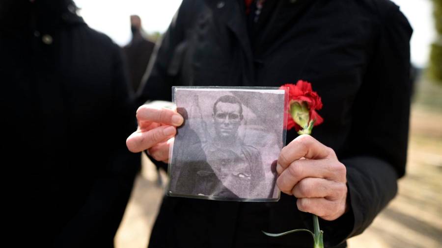 Un familiar ensenya una fotografia d'una de les víctimes de la Batalla de l'Ebre. ACN