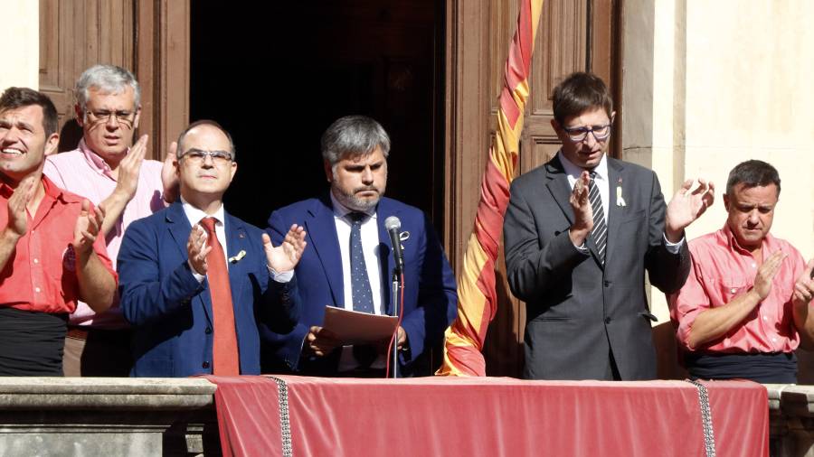 Plan cerrado el balcón del Ayuntamiento de Valls durante el parlamento de homenaje a Sánchez y Cuixart por parte del alcalde Albert Batet, con los consejeros Turull i Mundó, y representantes de las 'colles castelleres'. FOTO: ACN