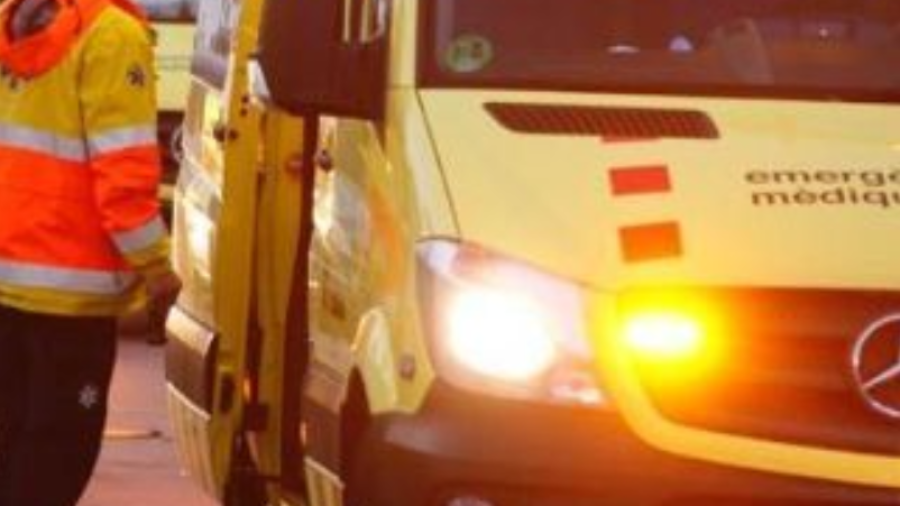Una ambulancia del SEM trasladó a la joven hasta el hospital Sant Joan de Reus.
