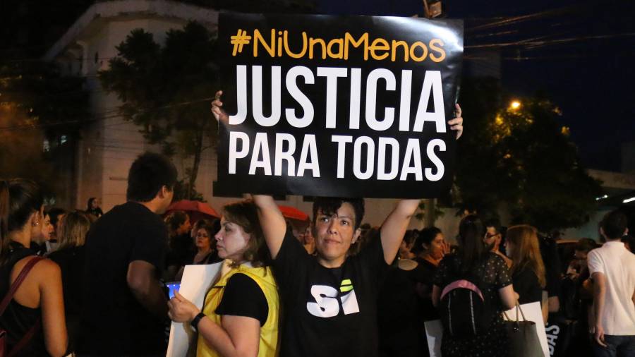 Manifestantes a favor de «desmantelar la cultura machista», el 21 de diciembre frente a la Catedral de Asunción (Paraguay). foto: peña/efe