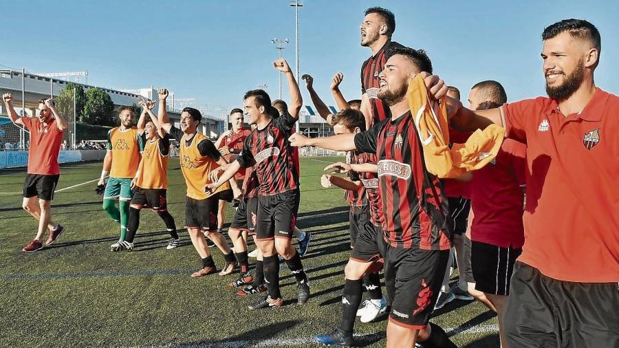 Los jugadores del Reus B Cambrils celebran su ascenso a Tercera División. Foto: Alfredo González