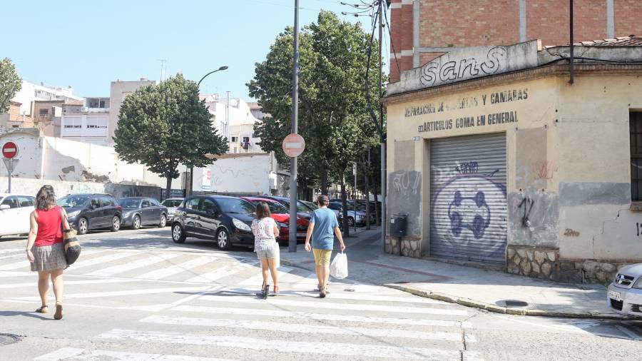 El crimen se perpetró en esta esquina del barrio del Carrilet. FOTO: Alba Mariné