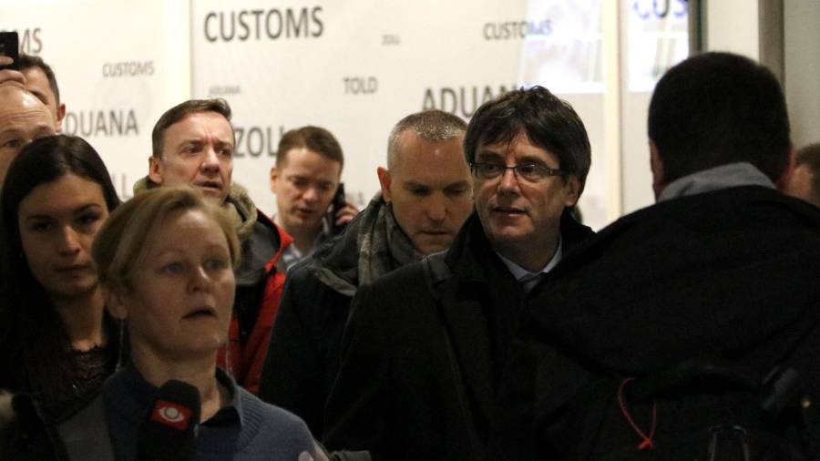 Carles Puigdemont, a l'aeroport de Copenhaguen, acabat d'aterrar per assistir a un debat sobre Catalunya. foto:acn