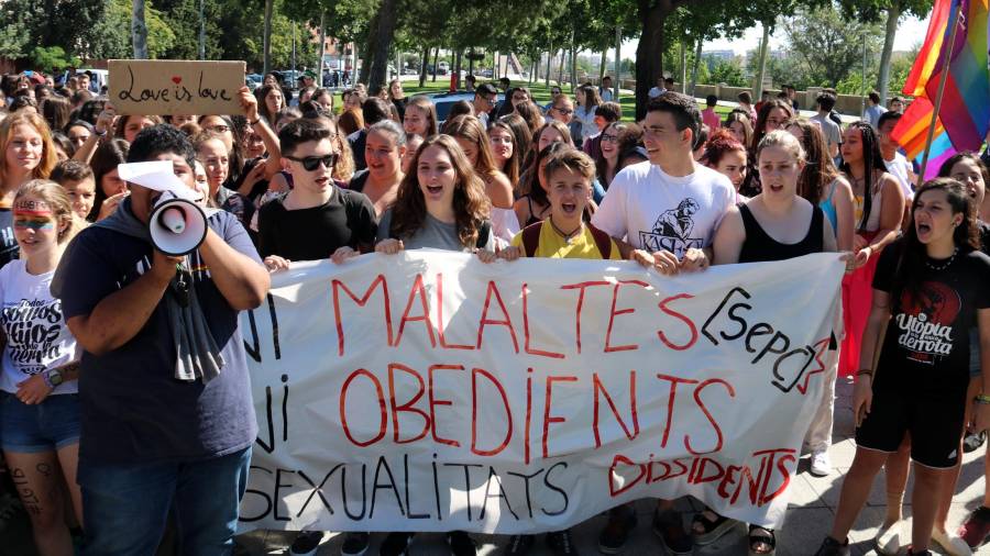 Imagen de archivo de alumnos que se manifestaron ante el Gili Gaya con pancartas para defender los derechos del colectivo LGTBI. Foto: ACN