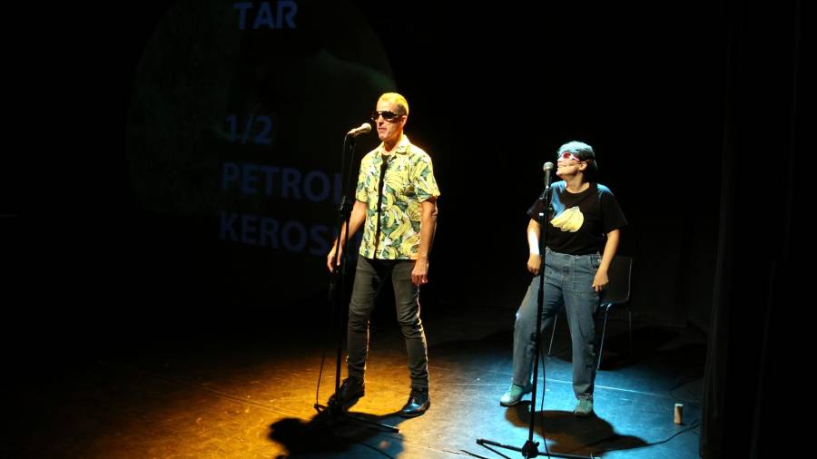 Un momento del ensayo del espectáculo 'Molotov' en el Teatro de l'Aurora. FOTO: ACN