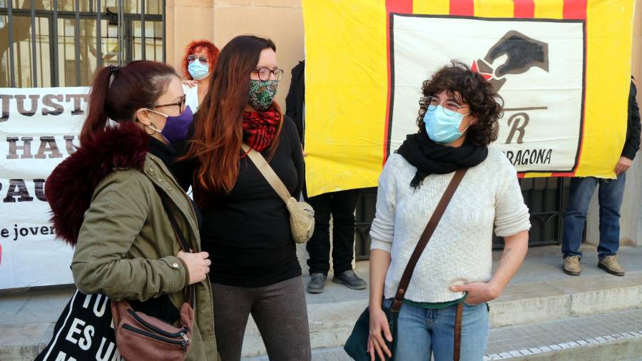 Sara Estalella (derecha) frente a los juzgados de Tarragona. FOTO: ACN