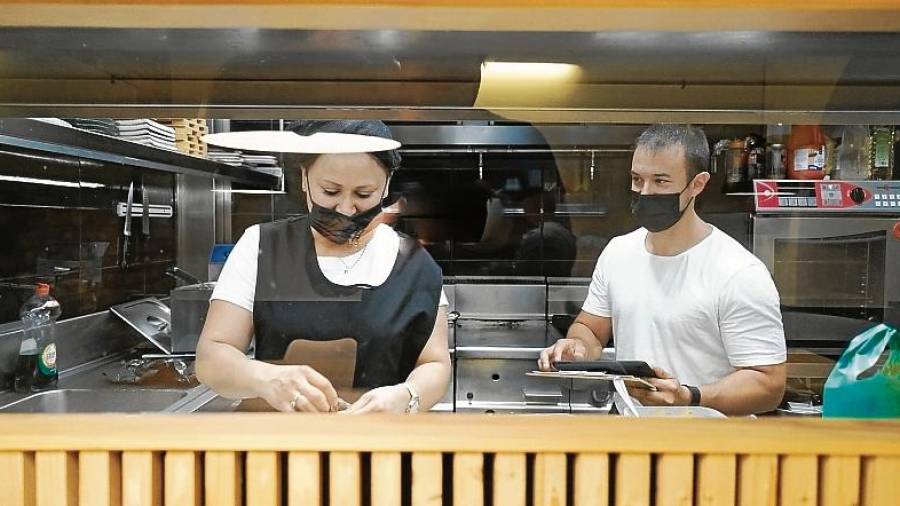 Miguel Díaz (derecha), gerente de Mango y sal, en la cocina del restaurante que acaba de abrir en Reus. Foto: Fabián Acidres