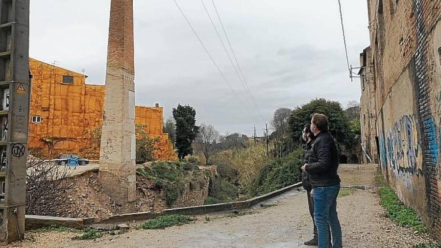 El regidor de Medio Ambiente, Xavier Salat y el ingeniero municipal, Anton Pellicer, observando el muro caído. FOTO: J.G.