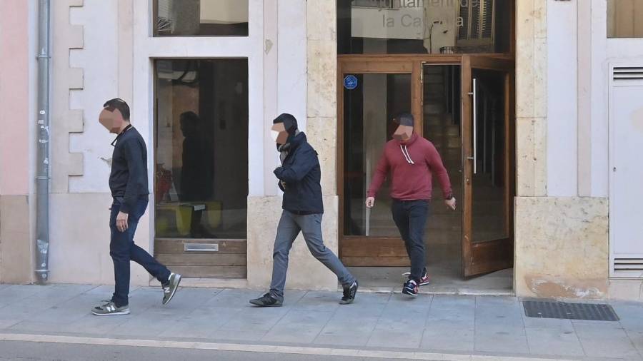 Agents dels Mossos surten per la porta principal de l'Ajuntament de la Canonja. Foto: Alfredo González