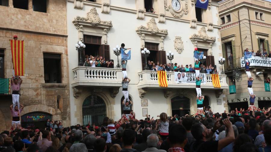 Els Xiquets de Tarragona han tret la senyera en el seu pilar. FOTO: ACN