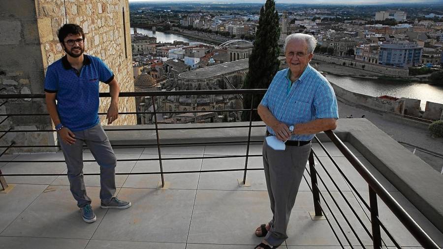 Jordi Mulet i Víctor Cervera al balcó del Parador, al Castell de la Suda. FOTO: AerisPixel