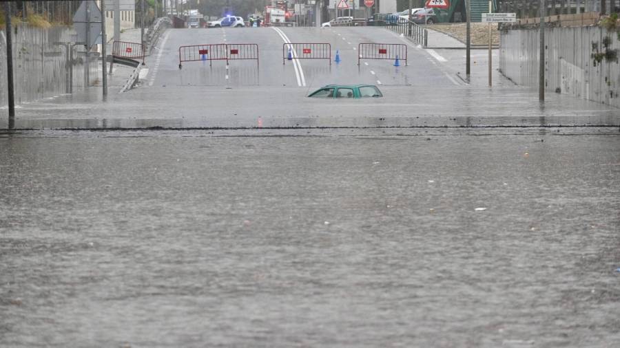 La C-12 al seu pas per Tortosa, completament inundada. El vehicle de la imatge ha hagut de ser rescatat. Foto: Joan Revillas