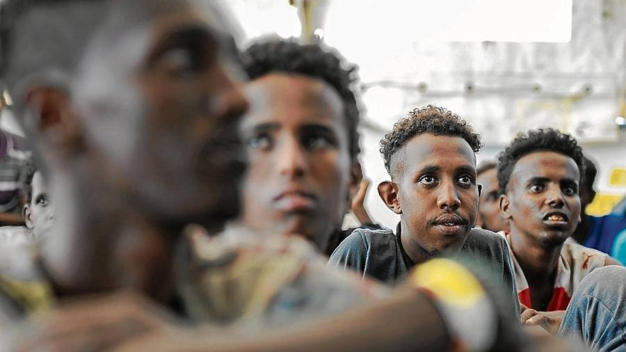Fotografía cedida por la ONG SOS Mediterránée de varios inmigrantes siendo rescatados para ser llevados a bordo del barco de rescate ‘Aquarius’ en el Mediterráneo el 10 de agosto. foto: efe