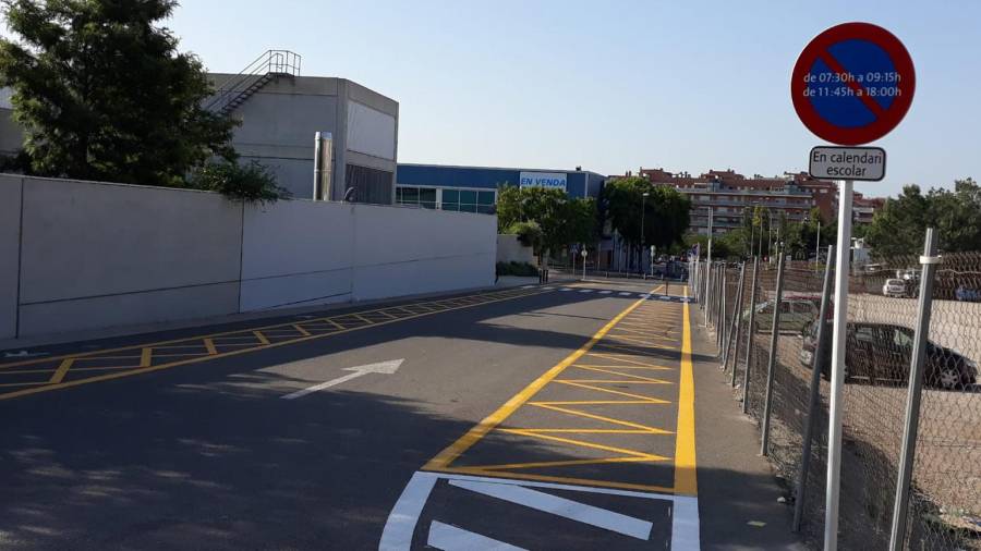 Se han reordenado las plazas de parking y marcado una zona para la parada de coches. Foto: Cedida