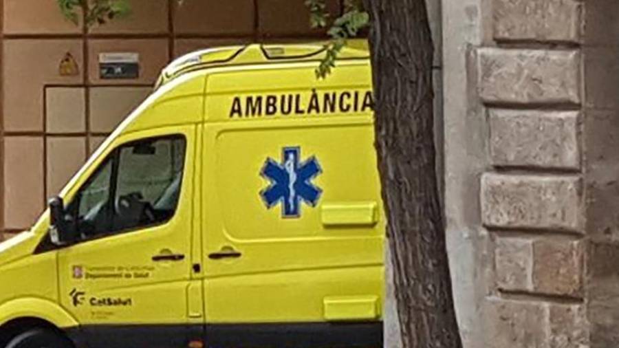 Una ambulancia del SEM, en el hospital de Santa Tecla. FOTO: DT
