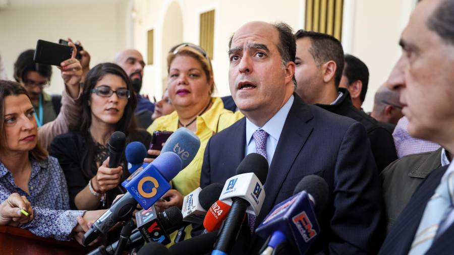 El presidente de la Asamblea Nacional, Julio Borges, anunció que solicitará a la Fiscalía una investigación de la ‘manipulación’ electoral. Foto: Gutiérrez/EFE.