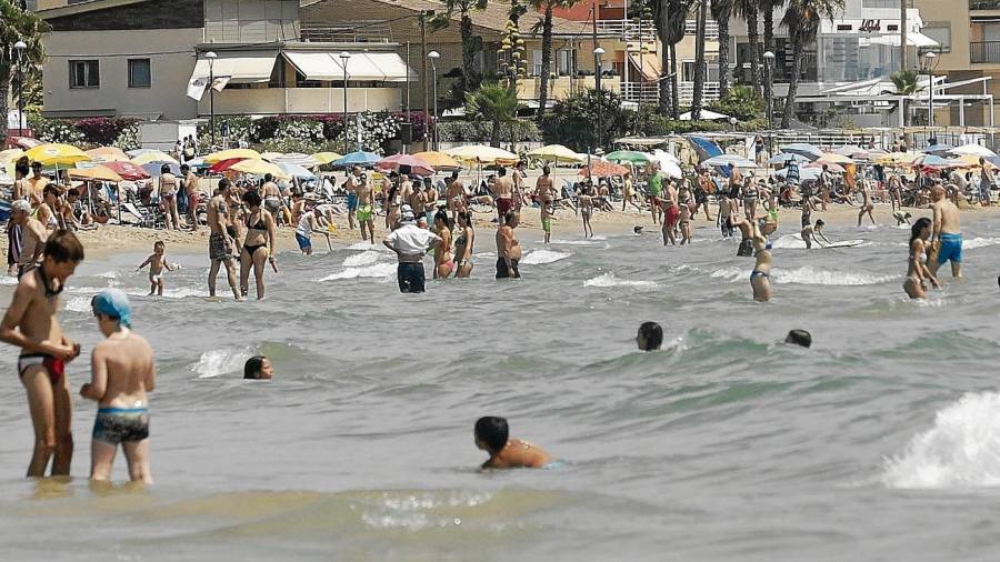 Una playa, abarrotada de bañistas durante este verano. Foto: Lluís Milián