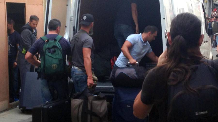 Agents de la Guàrdia Civil carreguen maletes en una furgoneta, un cop han estat expulsats de l'hotel de Calella. Foto: ACN