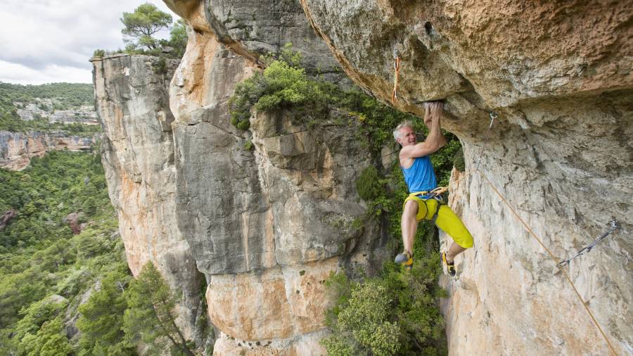 El escalador Toni Arbonés ha recorrido los paisajes del Priorat a través de sus paredes rocosas. Foto: Joan Capdevila Vallvé
