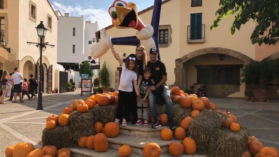 Luis Suárez y su familia en PortAventura. FOTO: Twitter