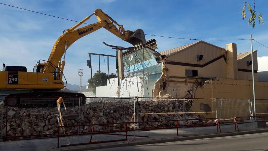 L'excavadora enderrocant la piscina coberta, ahir. Foto: Ajuntament de Tortosa
