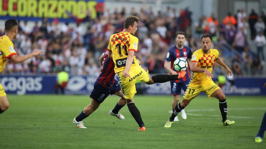 Manu Barreiro intenta controlar el balón ante la mirada de Javier Matilla durante el encuentro Huesca-Nàstic. Foto: Rafael Gobantes/Heraldo de Aragón
