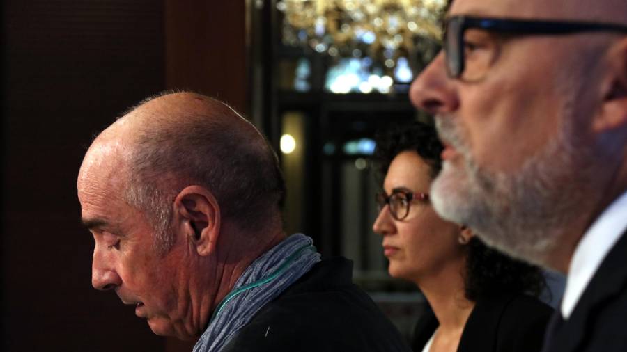 El president i la portaveu parlamentaris de JxSí, Lluís Corominas i Marta Rovira, flanquegen el diputat Lluís Llach mentre intervé en roda de premsa al Parlament