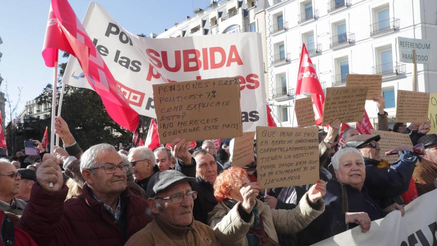 Cientos de personas se manifestaron a mediados de enero para reivindicar pensiones dignas. FOTO: efe