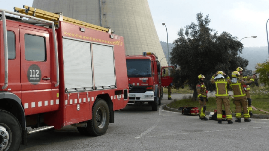 Imagen de archivo de bomberos en la central nuclear de Ascó.