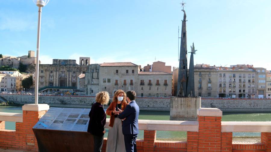 Imatge del vicepresident Pere Aragonès, la consellera de Justícia Ester Capella i l'alcaldessa de Tortosa,Meritxell Roigé, davant del monument franquista des del passeig de l'Ebre. ACN