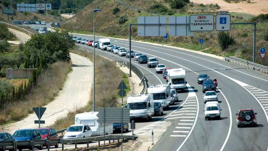 Cues de l'A-7 en sentit nord. Els cotxes surten per la rotonda aèrea que conecta amb l'autopista i l'accés a Torredembarra.