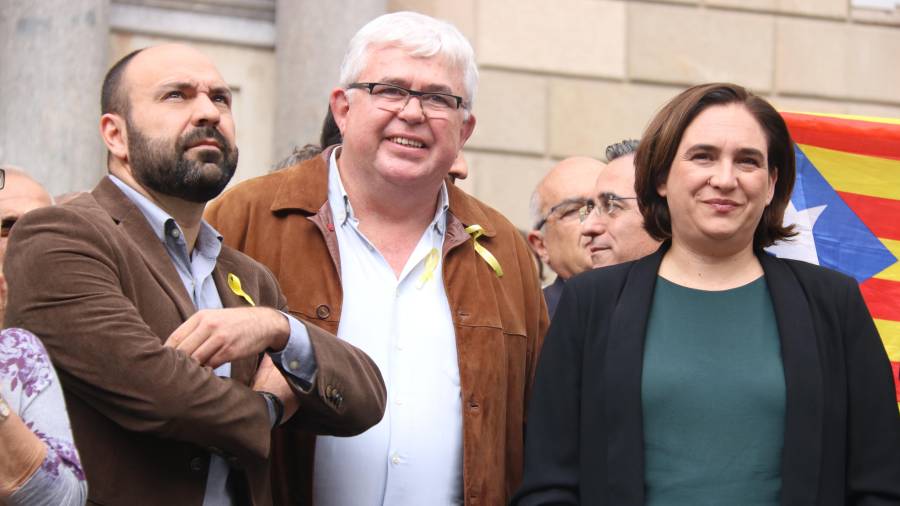 El portavoz accidental de Òmnium, Marcel Mauri, el vicepresidente de la ANC, Agustí Alcoberro, y la alcaldesa de Barcelona, Ada Colau. FOTO: ACN