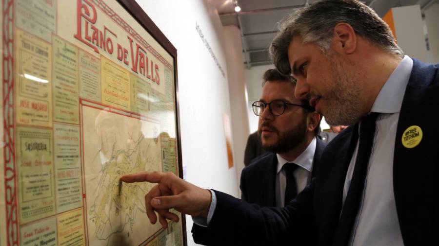 L'alcalde Albert Batet ensenya un plànol antic al vicepresident Pere Aragonès. FOTO: ACN